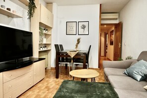 TV - One bedroom house near Plaza Colón (Madrid)
