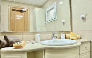 Shower, hair dryer - One bedroom house near Plaza Colón (Madrid)