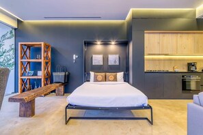 Un dormitorio moderno con cama, mesita de noche y un banco de madera.