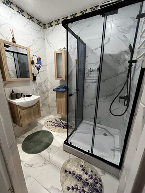 Handtücher, Seife, Toilettenpapier