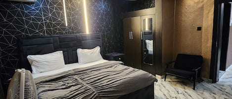 1 bedroom, Egyptian cotton sheets, premium bedding, down comforters