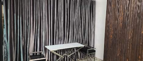 Smart TV de 65 pulgadas con canales por satélite, un reproductor de DVD