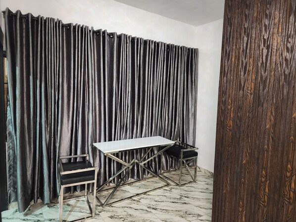 Televisor intel·ligent de 65 polzades amb canals per satèl·lit