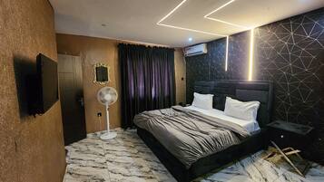 1 bedroom, Egyptian cotton sheets, premium bedding, down comforters