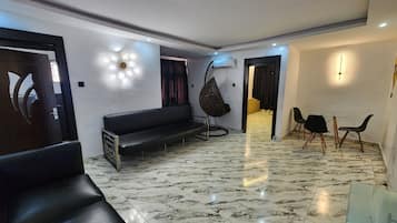 65 inci sebuah televisyen pintar dengan satelit, pemain DVD