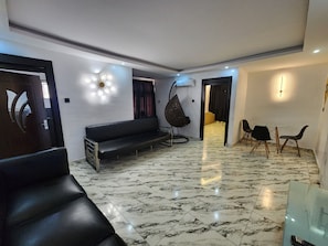 Televisor intel·ligent de 65 polzades amb canals per satèl·lit