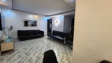 65 inci sebuah televisyen pintar dengan satelit, pemain DVD