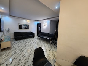 Televisor intel·ligent de 65 polzades amb canals per satèl·lit