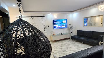 65 inci sebuah televisyen pintar dengan satelit, pemain DVD