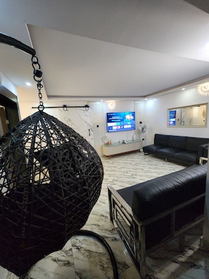 Televisor intel·ligent de 65 polzades amb canals per satèl·lit