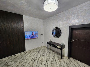 65-tums smart-tv med satellitkanaler och dvd-spelare