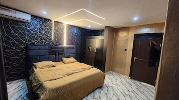 1 bedroom, Egyptian cotton sheets, premium bedding, down comforters