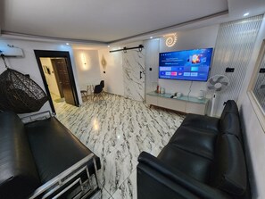 TV connectée de 65 pouces avec chaînes par satellite, lecteur de DVD