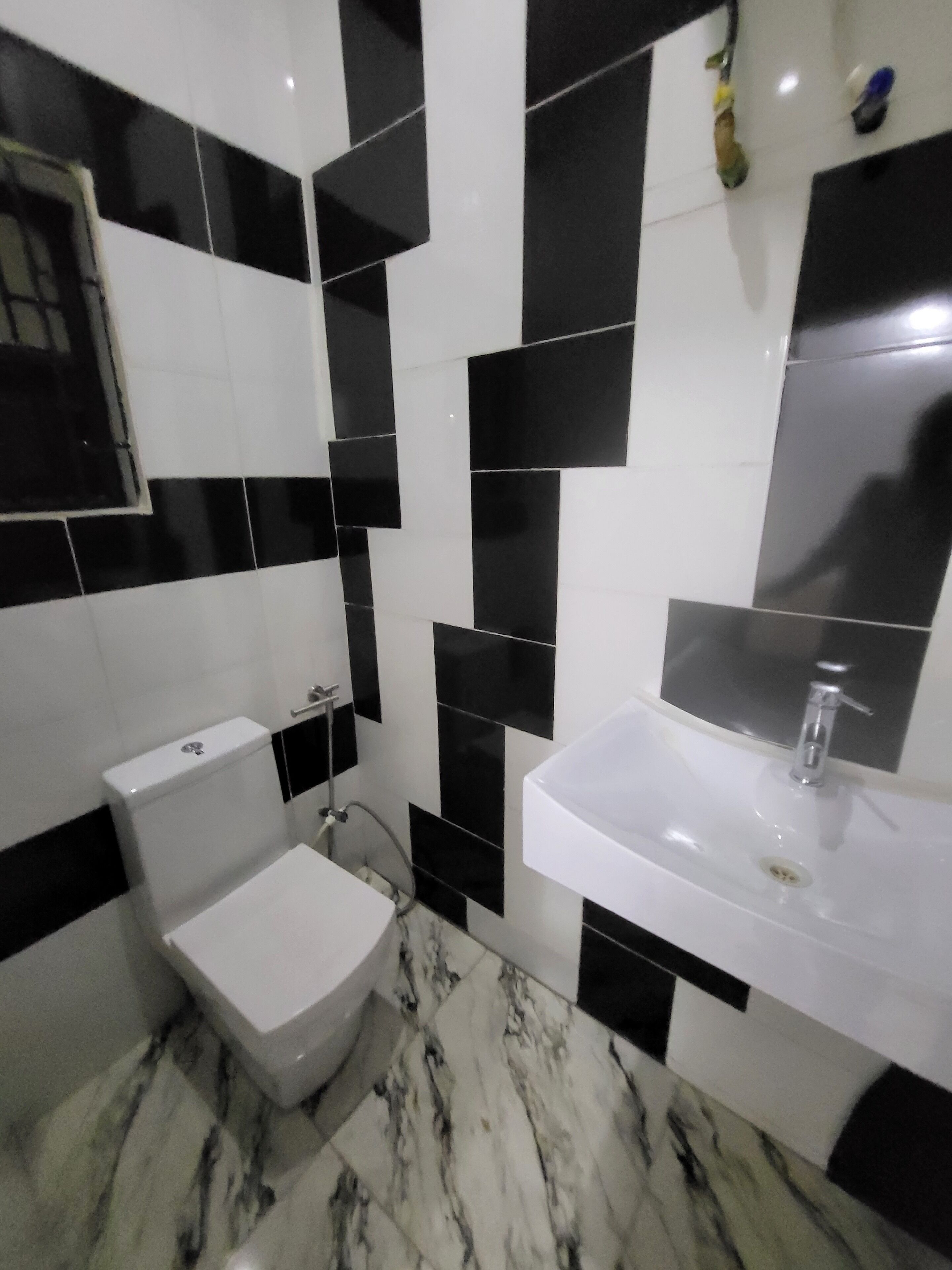 Regadera, regadera tipo lluvia, bidet, toallas 
