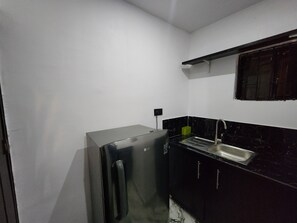 Frigorífic, microones, placa de cuina i rentaplats