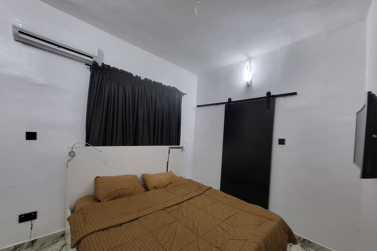 1 bedroom, Egyptian cotton sheets, premium bedding, down duvets