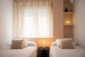 3 habitaciones, tabla de planchar con plancha, wifi y ropa de cama 