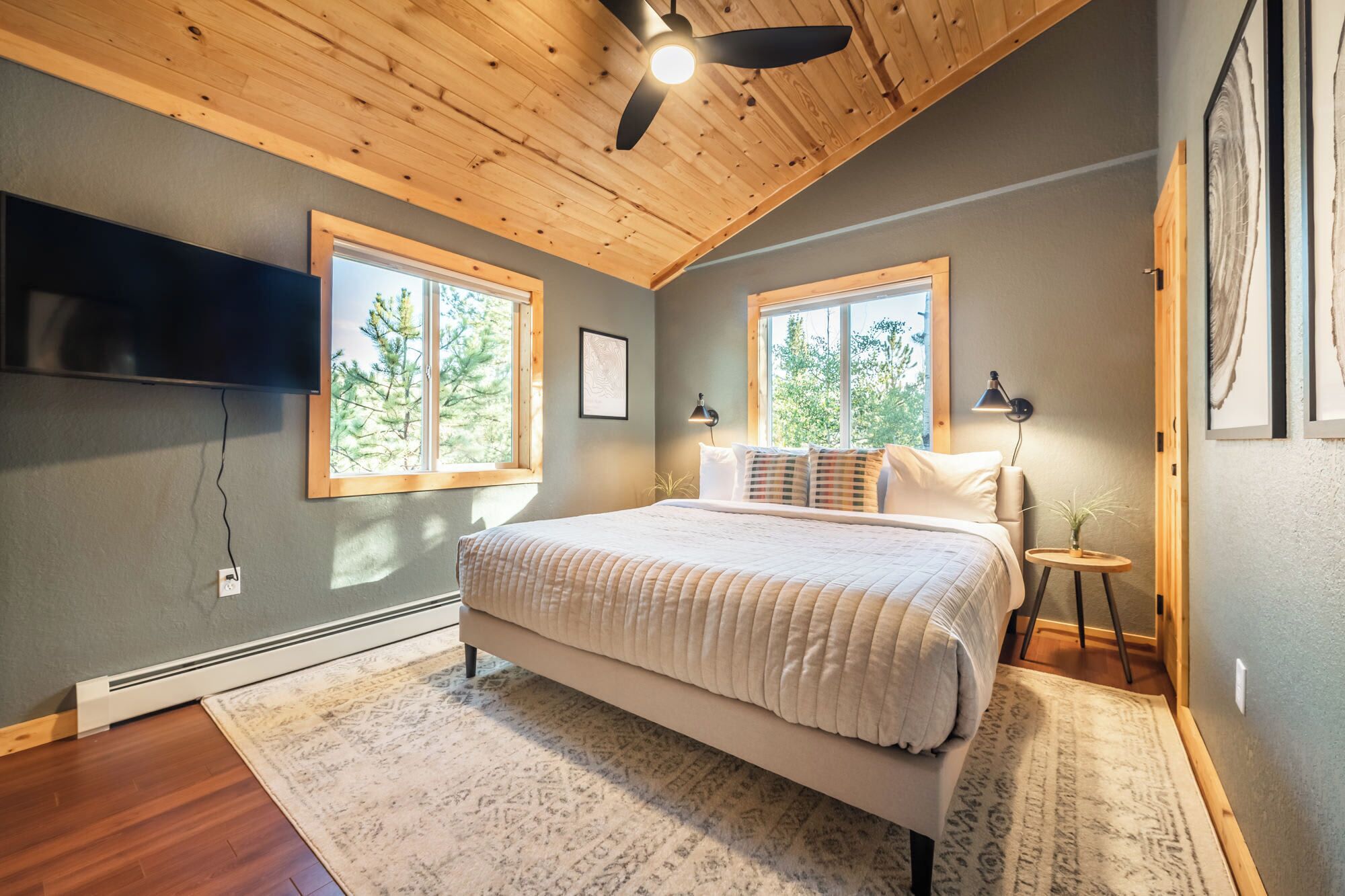 2 soverom, skrivebord, strykejern/-brett og reiseseng for barn