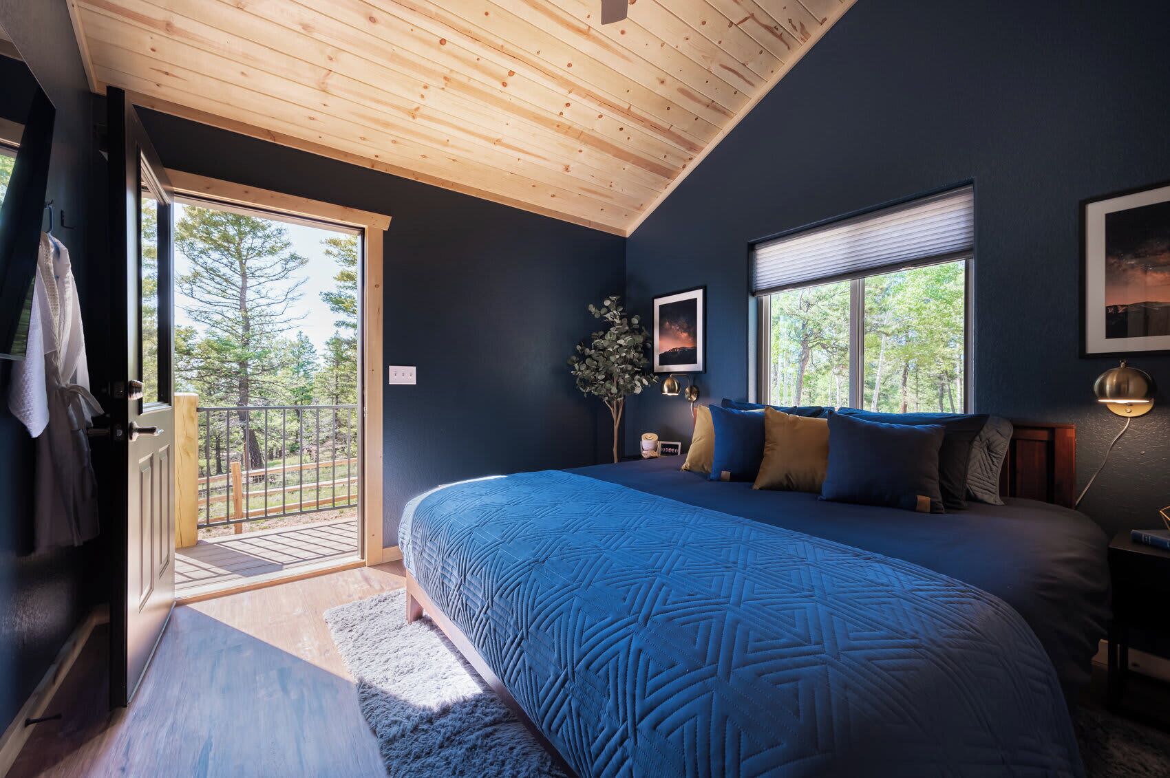 2 soverom, skrivebord, strykejern/-brett og reiseseng for barn