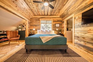 2 makuuhuonetta, työpöytä, silitysrauta/-lauta, vauvan matkasänky