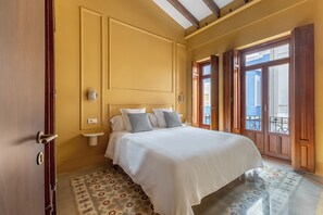 Chambre Double Supérieure, 1 très grand lit, salle de bains privée