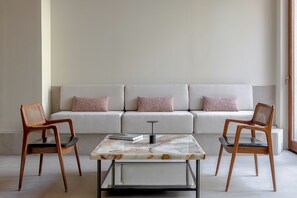 32-吋智慧型電視，提供數位頻道