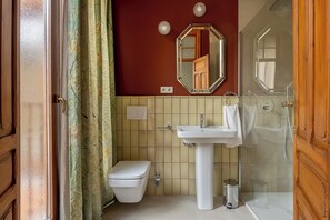 슈피리어 더블룸, 마당 전망 | 욕실 | 샤워 시설, 헤어드라이어, 타월, 비누