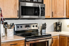 Fridge, microwave, stovetop, dishwasher
