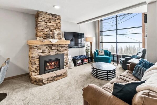 TV, fireplace, DVD player, offices - Skiers' Doorstep | Priv. Hot Tub & Ski In/Ski Out (Big White Mountain)
