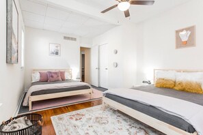 1 chambre, bureau, fer et planche Ă repasser, lit parapluie