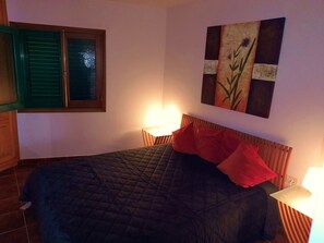 1 soverom, safe på rommet, skrivebord og strykejern/-brett