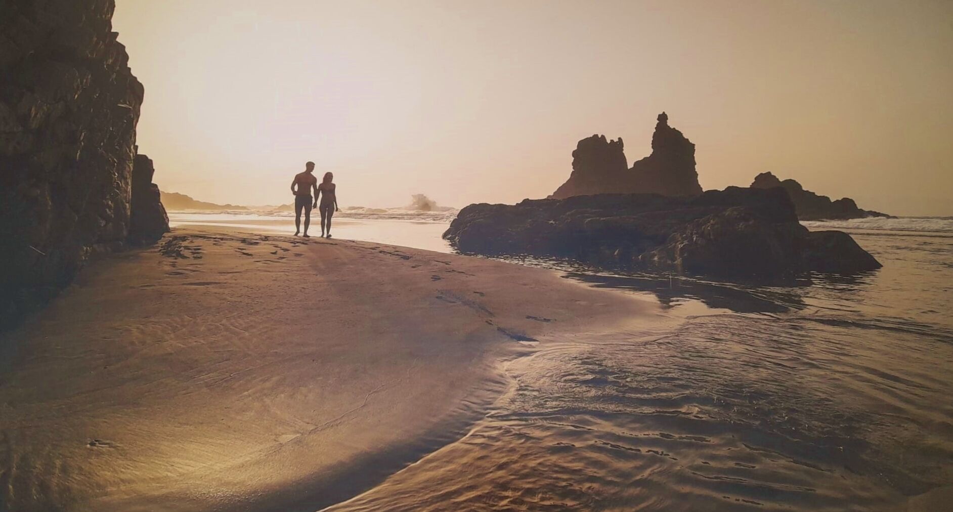 En la playa, camastros y toallas de playa 