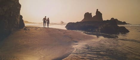 En la playa, camastros y toallas de playa