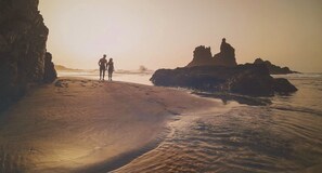 En la playa, camastros y toallas de playa