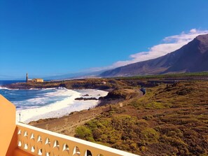 På stranden, solsenger og strandhåndklær