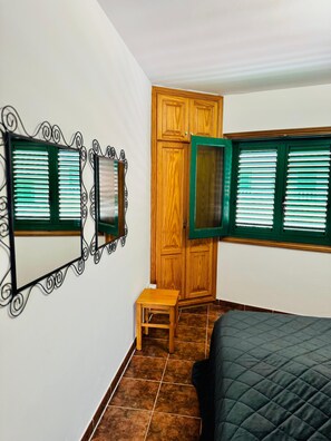 1 Schlafzimmer, Zimmersafe, Schreibtisch, Bügeleisen/Bügelbrett