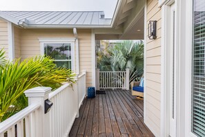 Terrace/patio - A Sea Star by Beach Boutique Rentals (Anna Maria)