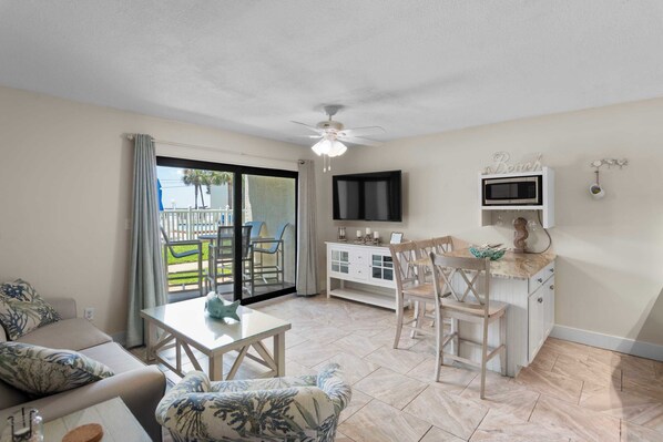 TV - Adorable condo with seasonal beach service! (Destin)