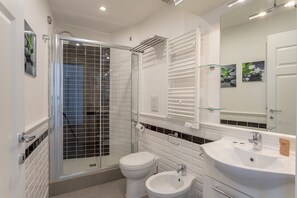 Shower, hair dryer, bidet, towels - Good Vibes House  (Firenze)