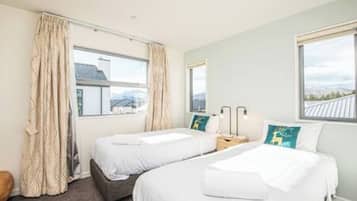 3 bedrooms, desk, iron/ironing board, free WiFi