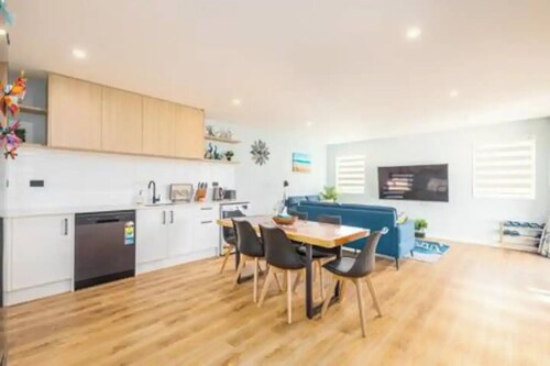 New, family friendly warm /3bedroom3bathroom/kingbed, mountain view/unitB