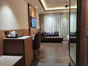 尊荣双人房 | 高档床上用品、记忆海绵床垫、办公桌、免费 WiFi