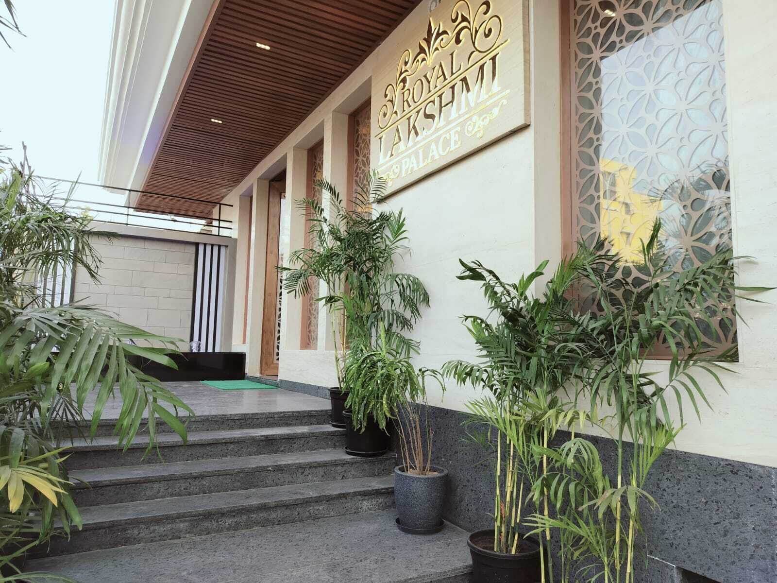 Entrada de un edificio con un cartel que dice 'ROYAL CAKSHMI PALACE'.