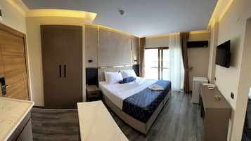 Habitación cuádruple familiar | Caja de seguridad en la habitación y espacio para trabajar con laptop