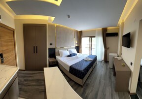 Family Quadruple Room | In-room safe, laptop workspace, soundproofing, free cribs/infant beds