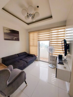 Apartamento premium | Área de estar | TV LCD 37 polegadas com canais a cabo