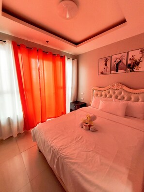 Standard Condo, 1 Queen Bed, Bay View | 1 bedroom, individually decorated, individually furnished, desk - Birch Tower Manila (Manila)