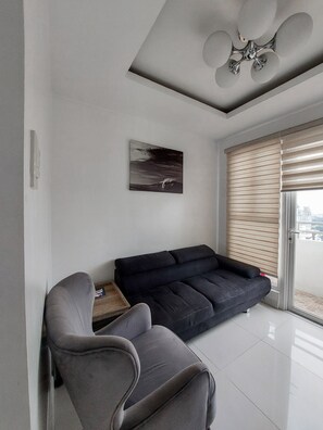 Premium-Apartment | Wohnbereich | 37-Zoll-LCD-Fernseher mit Kabelempfang