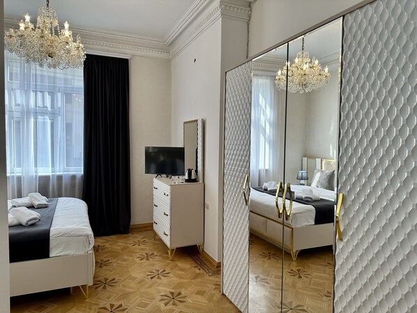 Hochwertige Bettwaren, Betten mit Memory-Foam-Matratzen, Minibar