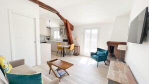 A modern apartment with a kitchen, dining area, and living room. - Cannes: Duplex 5 bedrooms Apartment with terraces 1 minute from the Palais (Cannes)